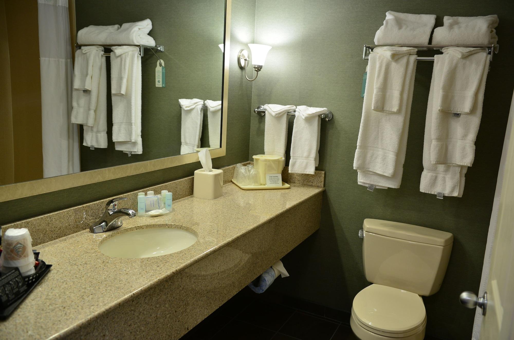 Clarion Inn & Suites At The Outlets Of Lake George Kültér fotó