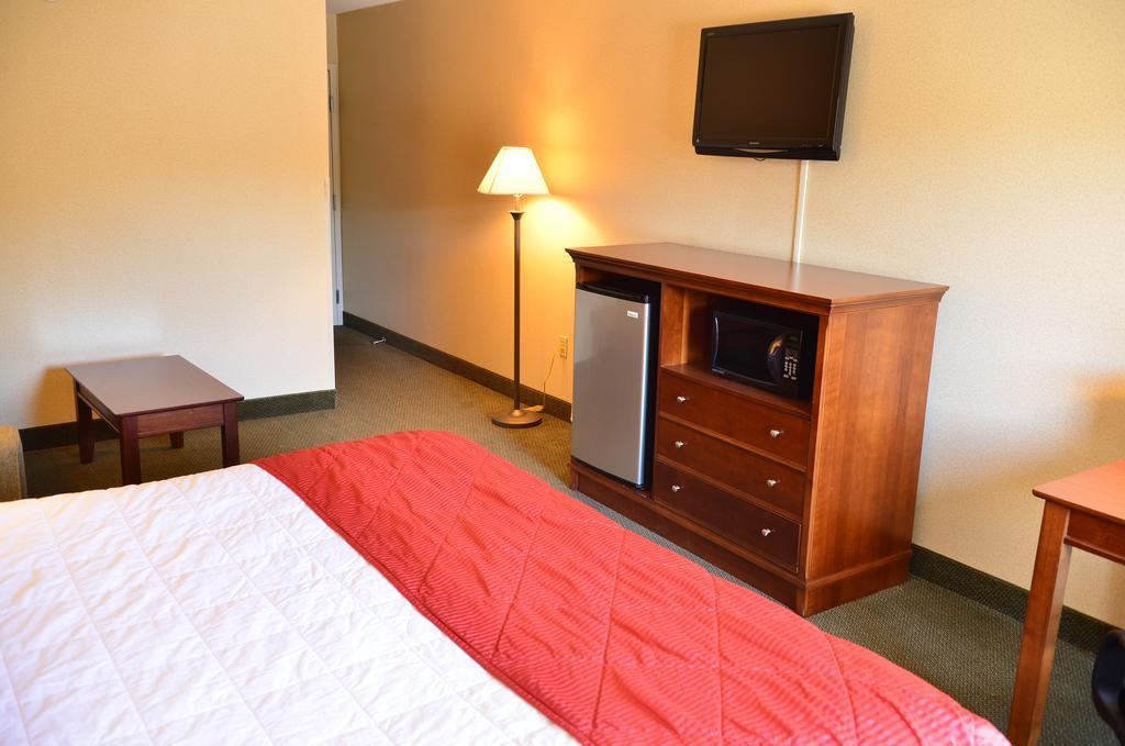 Clarion Inn & Suites At The Outlets Of Lake George Kültér fotó