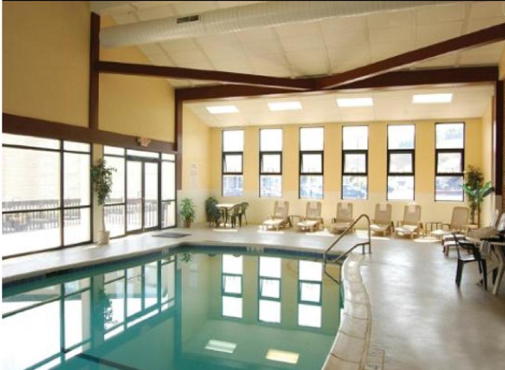 Clarion Inn & Suites At The Outlets Of Lake George Kültér fotó