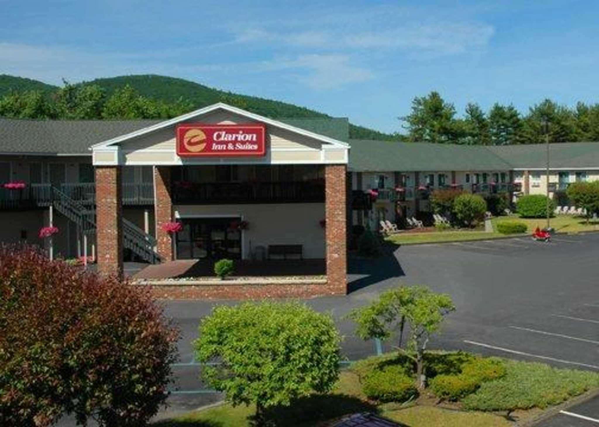 Clarion Inn & Suites At The Outlets Of Lake George Kültér fotó