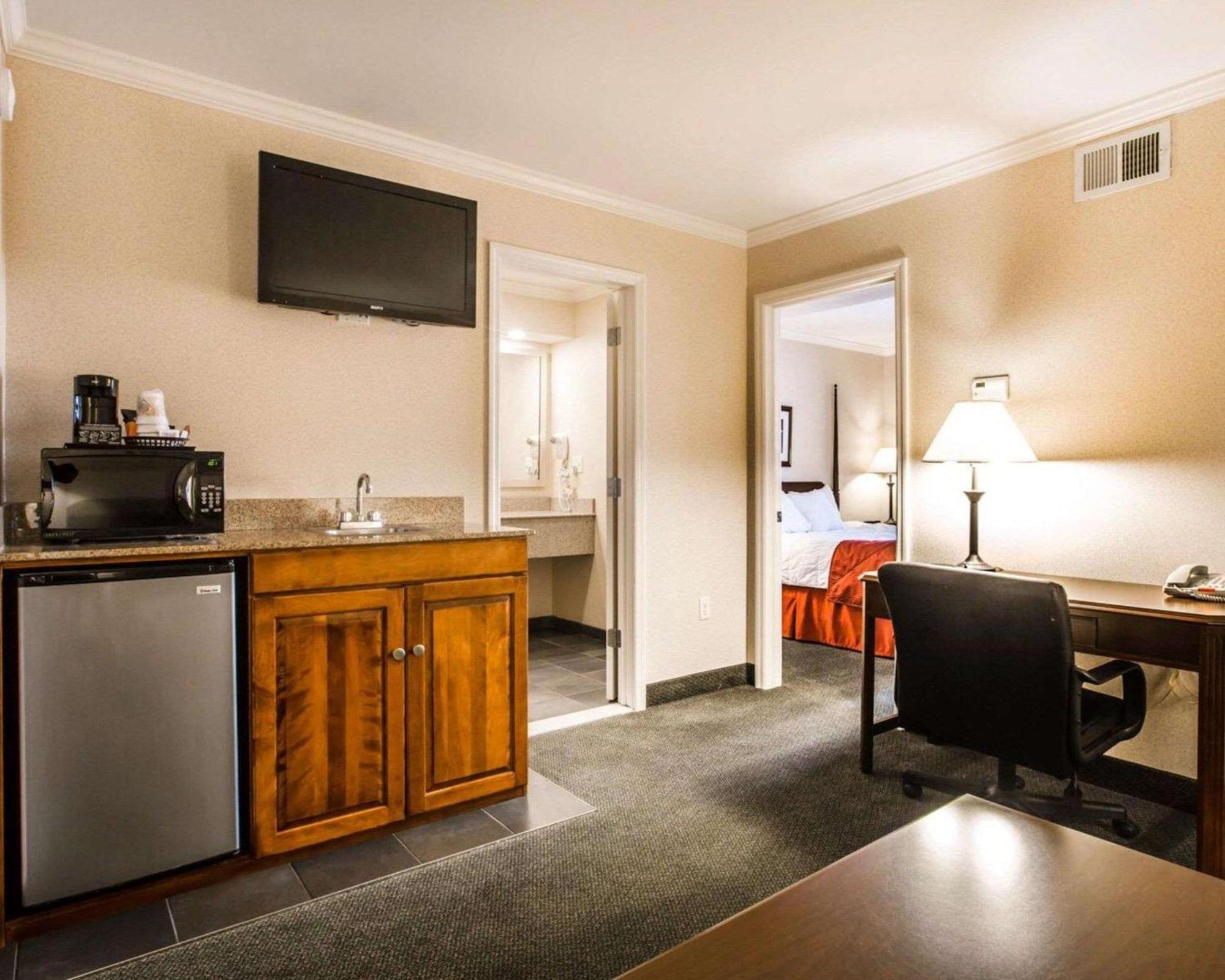 Clarion Inn & Suites At The Outlets Of Lake George Kültér fotó