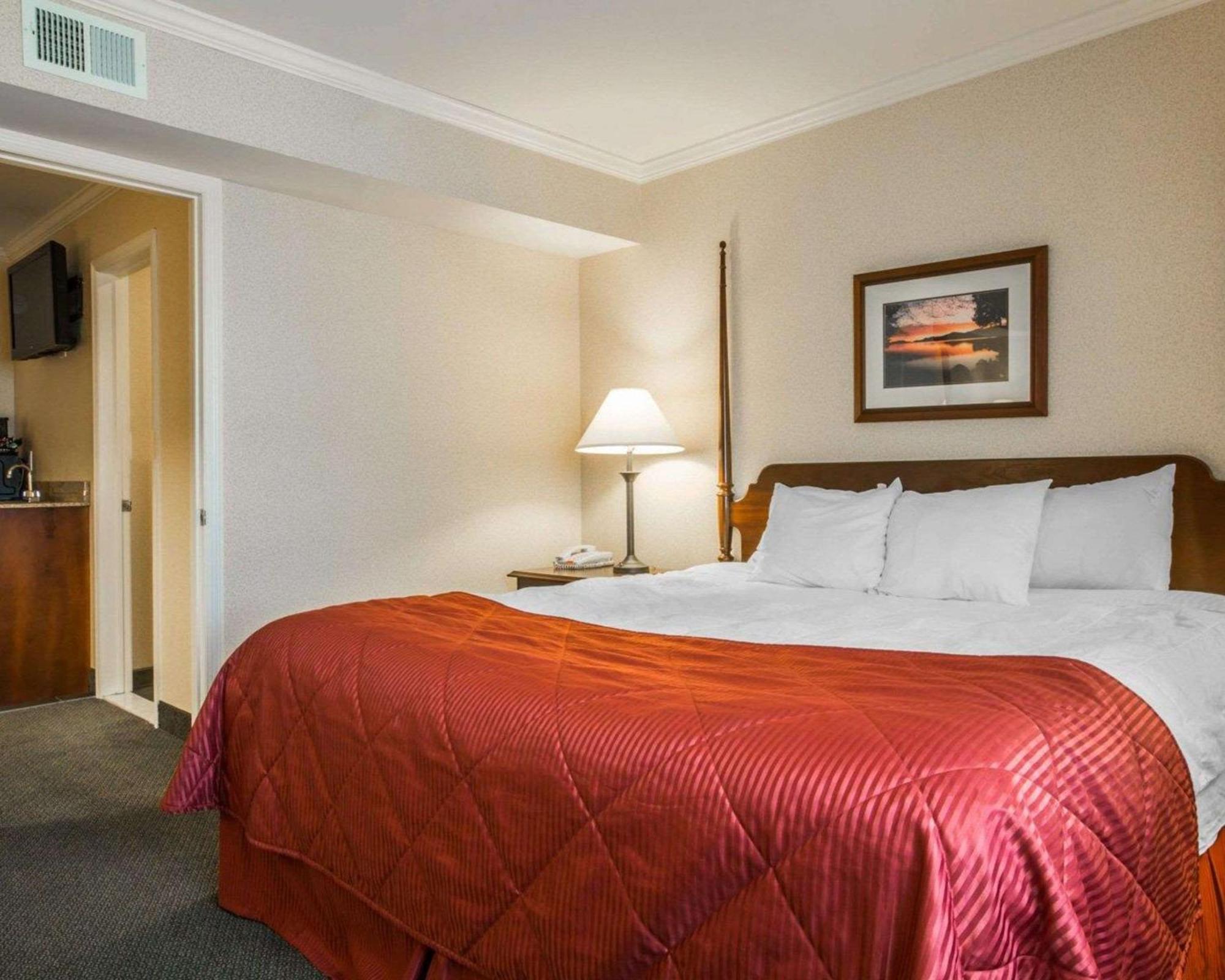 Clarion Inn & Suites At The Outlets Of Lake George Kültér fotó