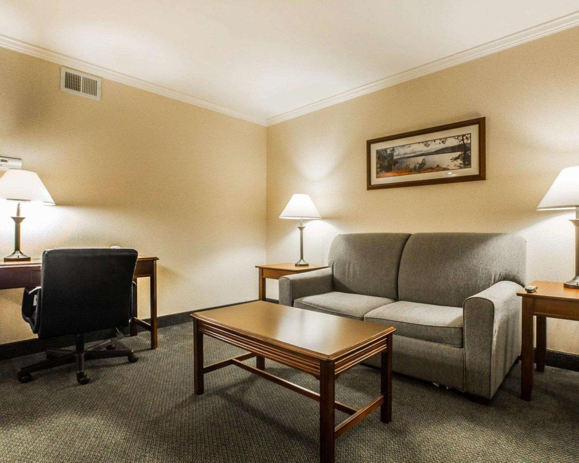 Clarion Inn & Suites At The Outlets Of Lake George Kültér fotó