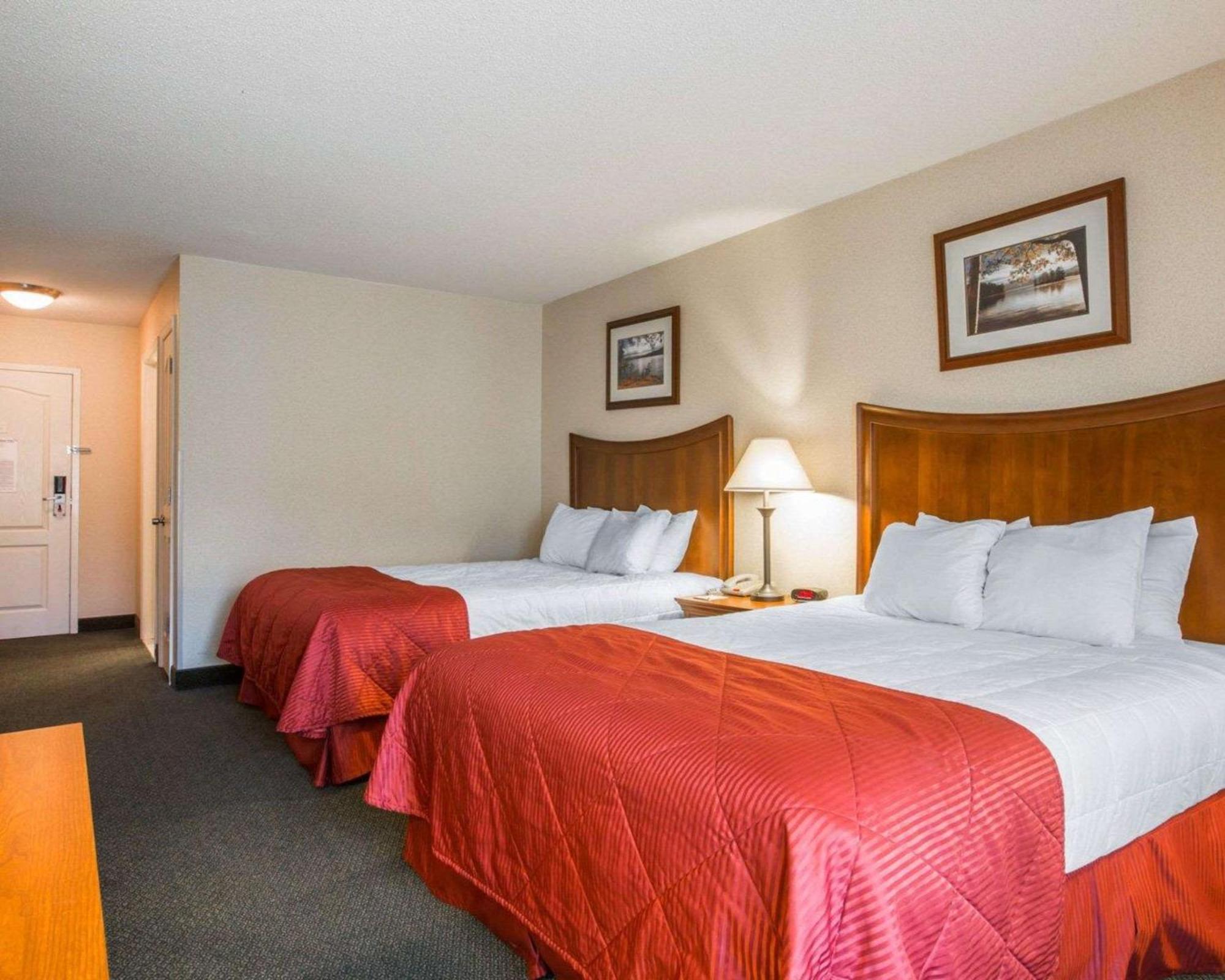 Clarion Inn & Suites At The Outlets Of Lake George Kültér fotó