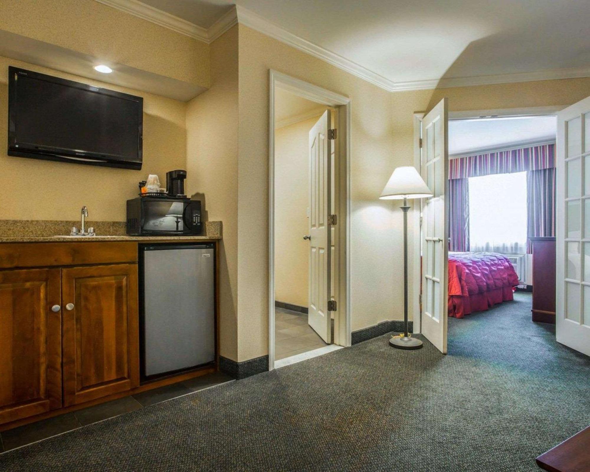 Clarion Inn & Suites At The Outlets Of Lake George Kültér fotó