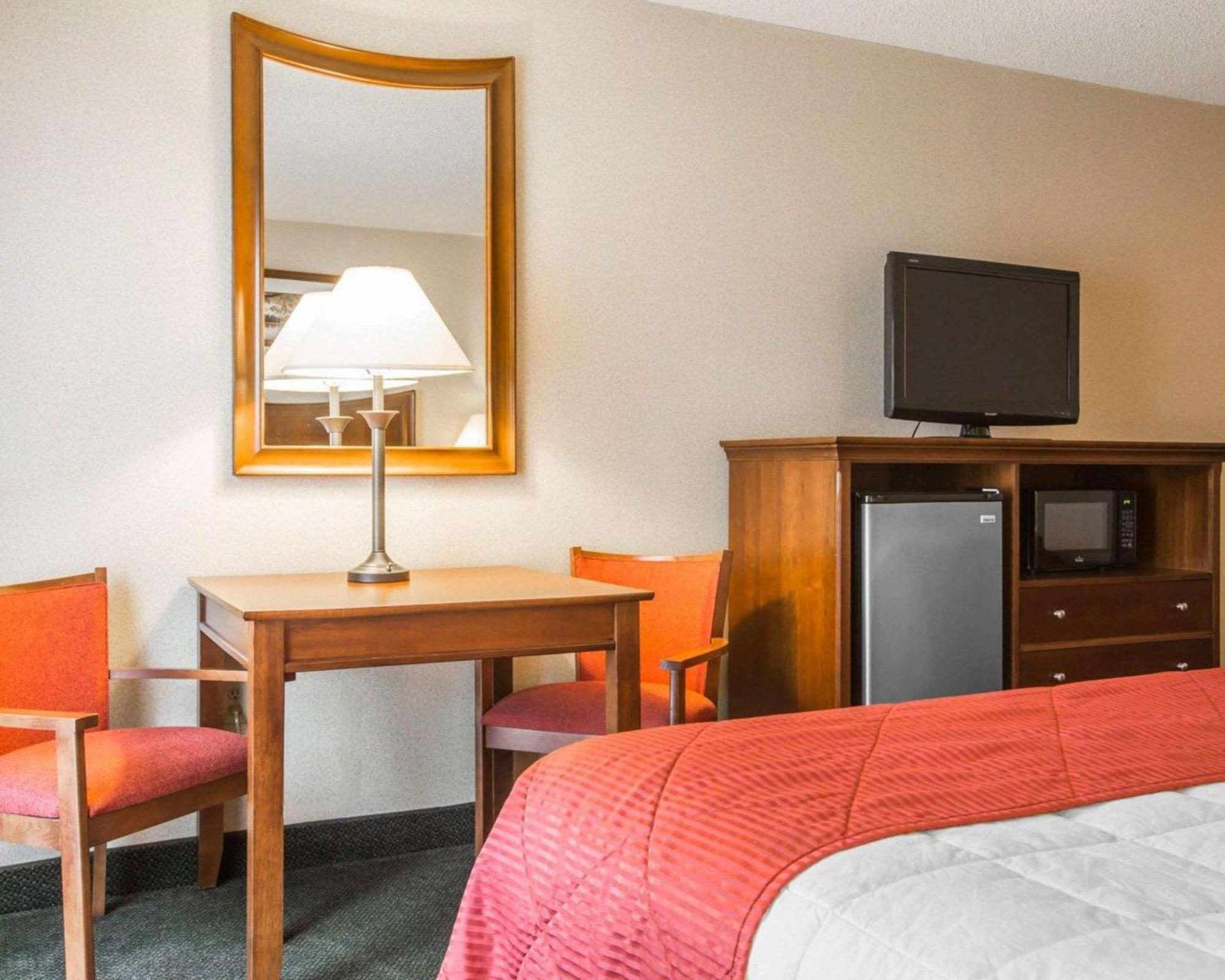Clarion Inn & Suites At The Outlets Of Lake George Kültér fotó