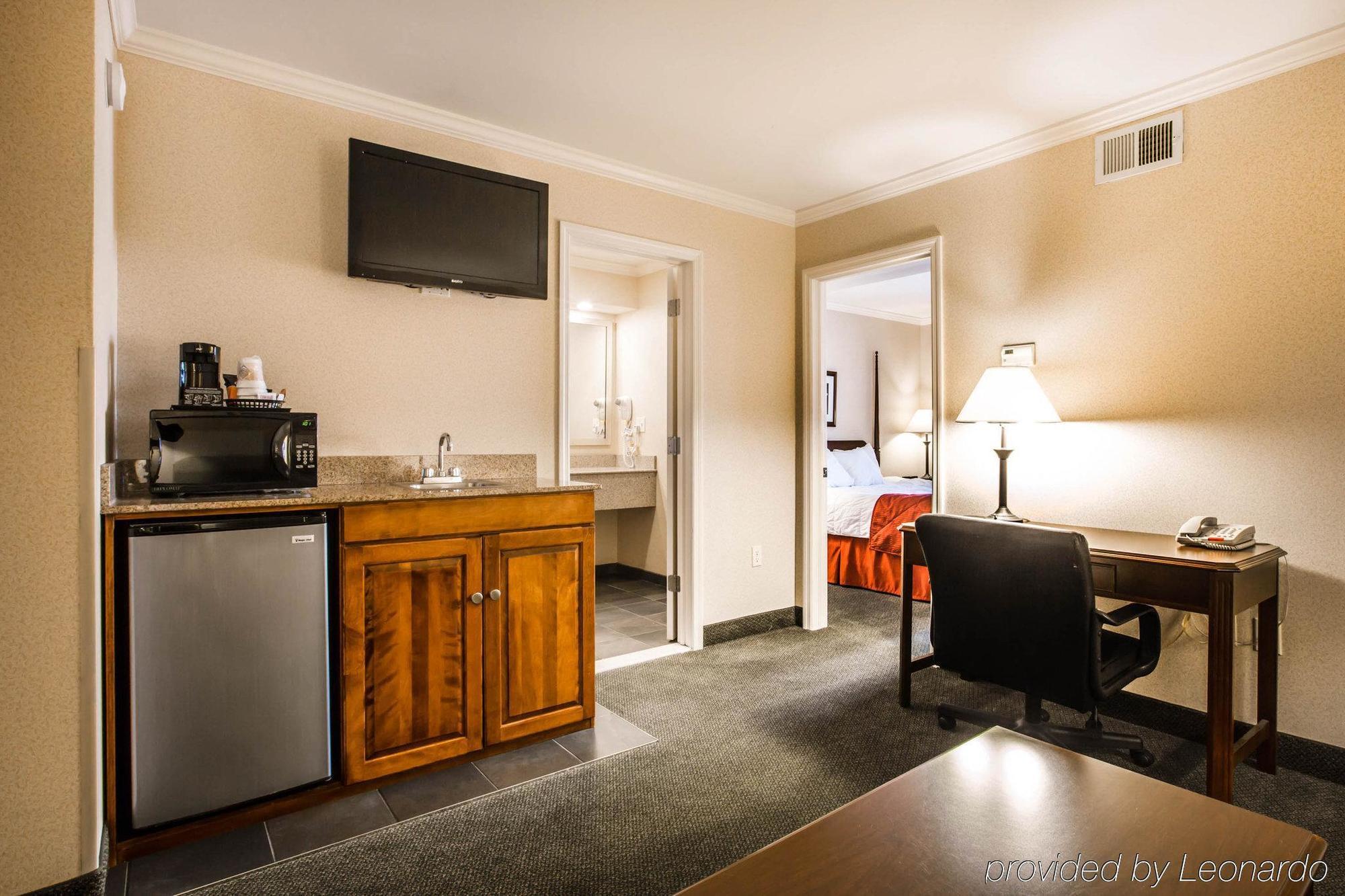 Clarion Inn & Suites At The Outlets Of Lake George Kültér fotó