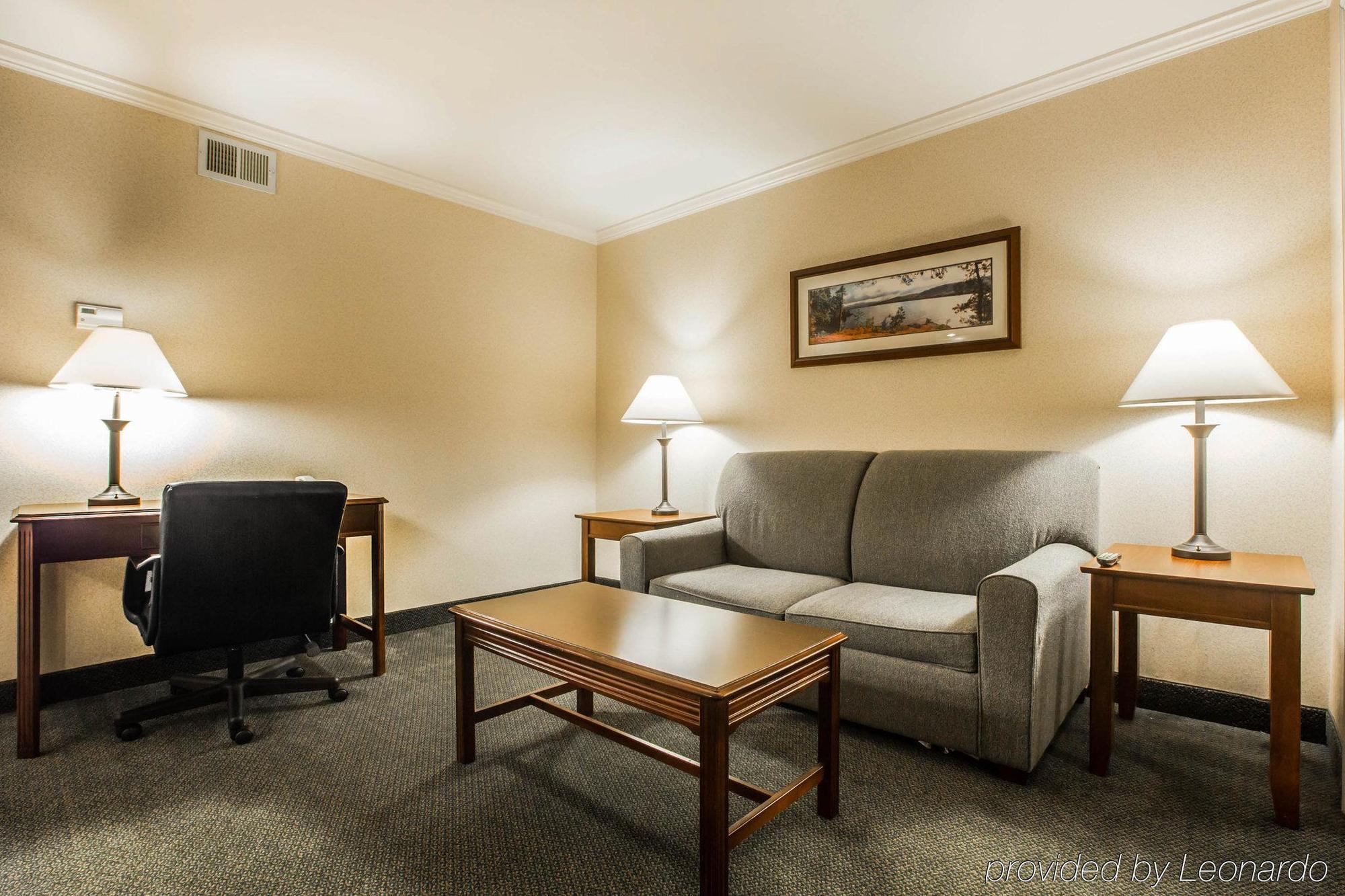 Clarion Inn & Suites At The Outlets Of Lake George Kültér fotó