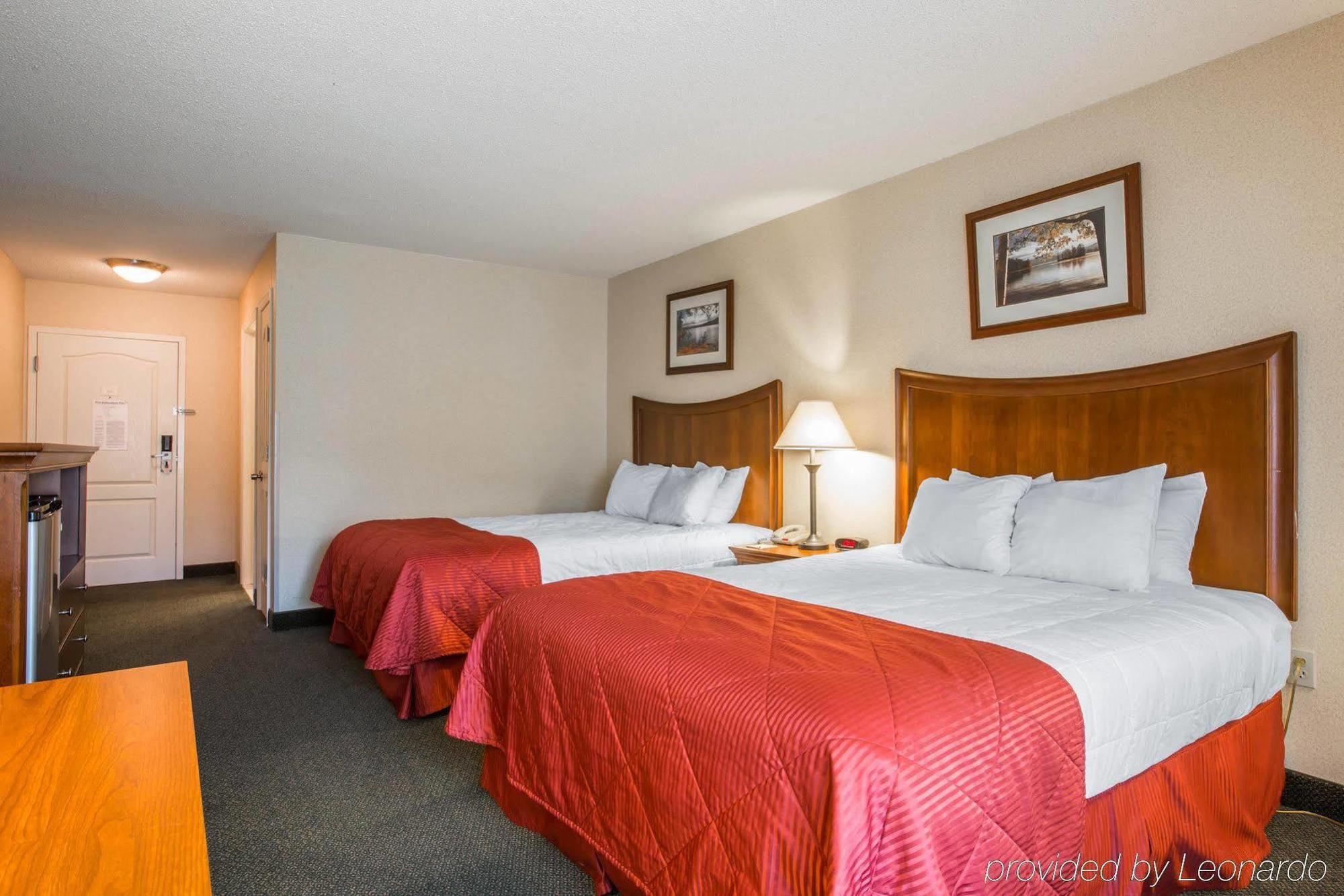 Clarion Inn & Suites At The Outlets Of Lake George Kültér fotó