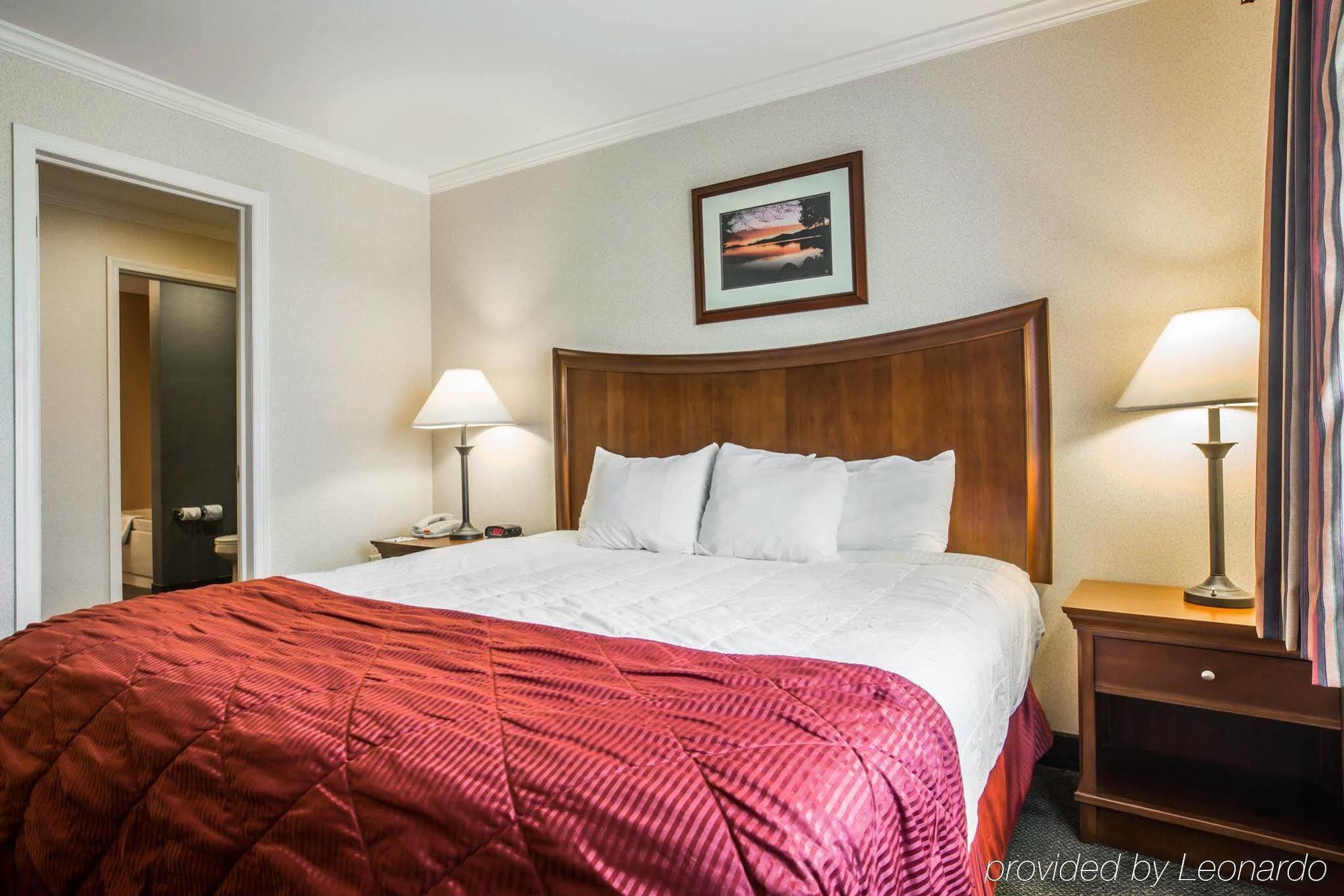 Clarion Inn & Suites At The Outlets Of Lake George Kültér fotó