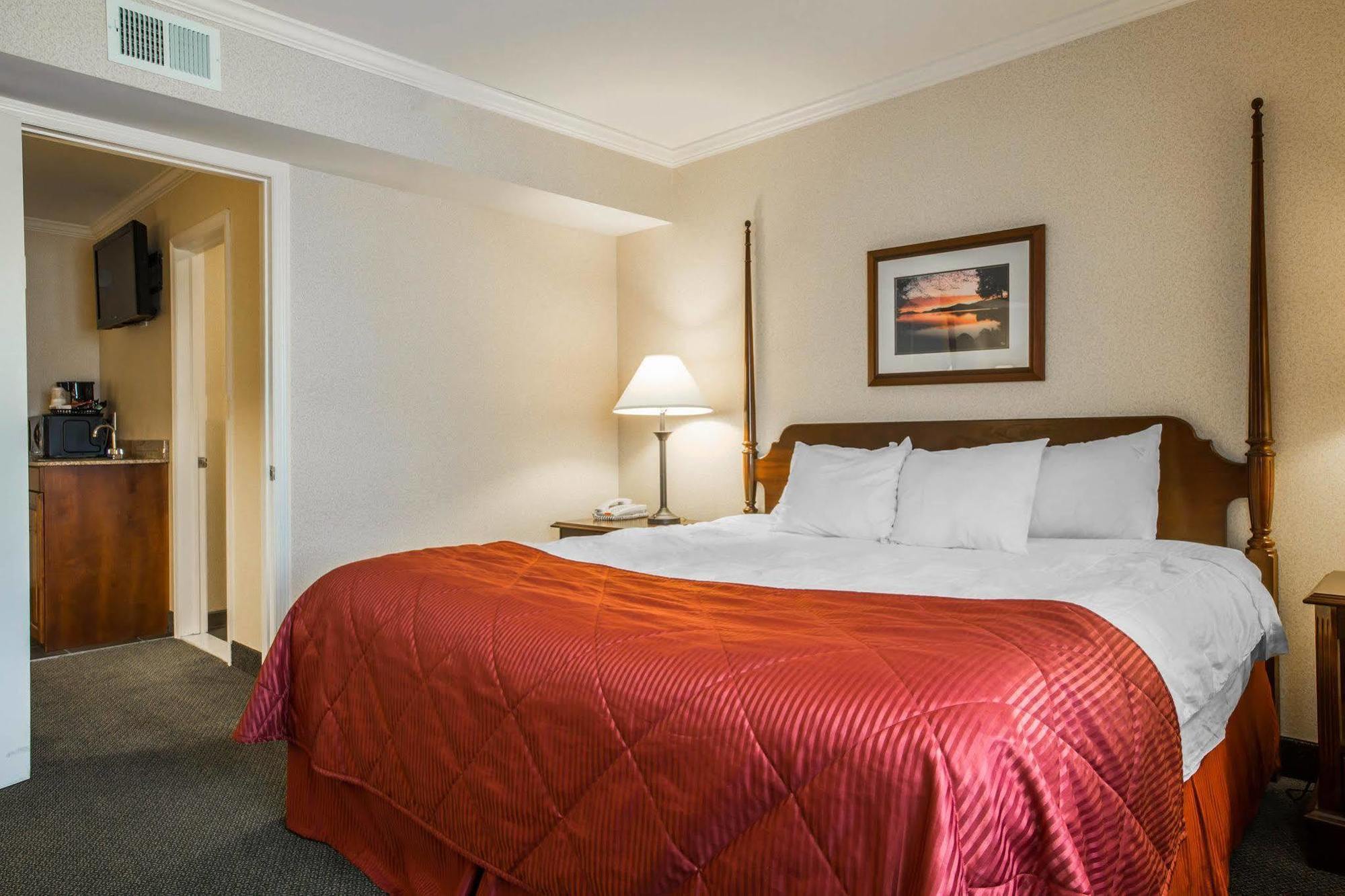 Clarion Inn & Suites At The Outlets Of Lake George Kültér fotó