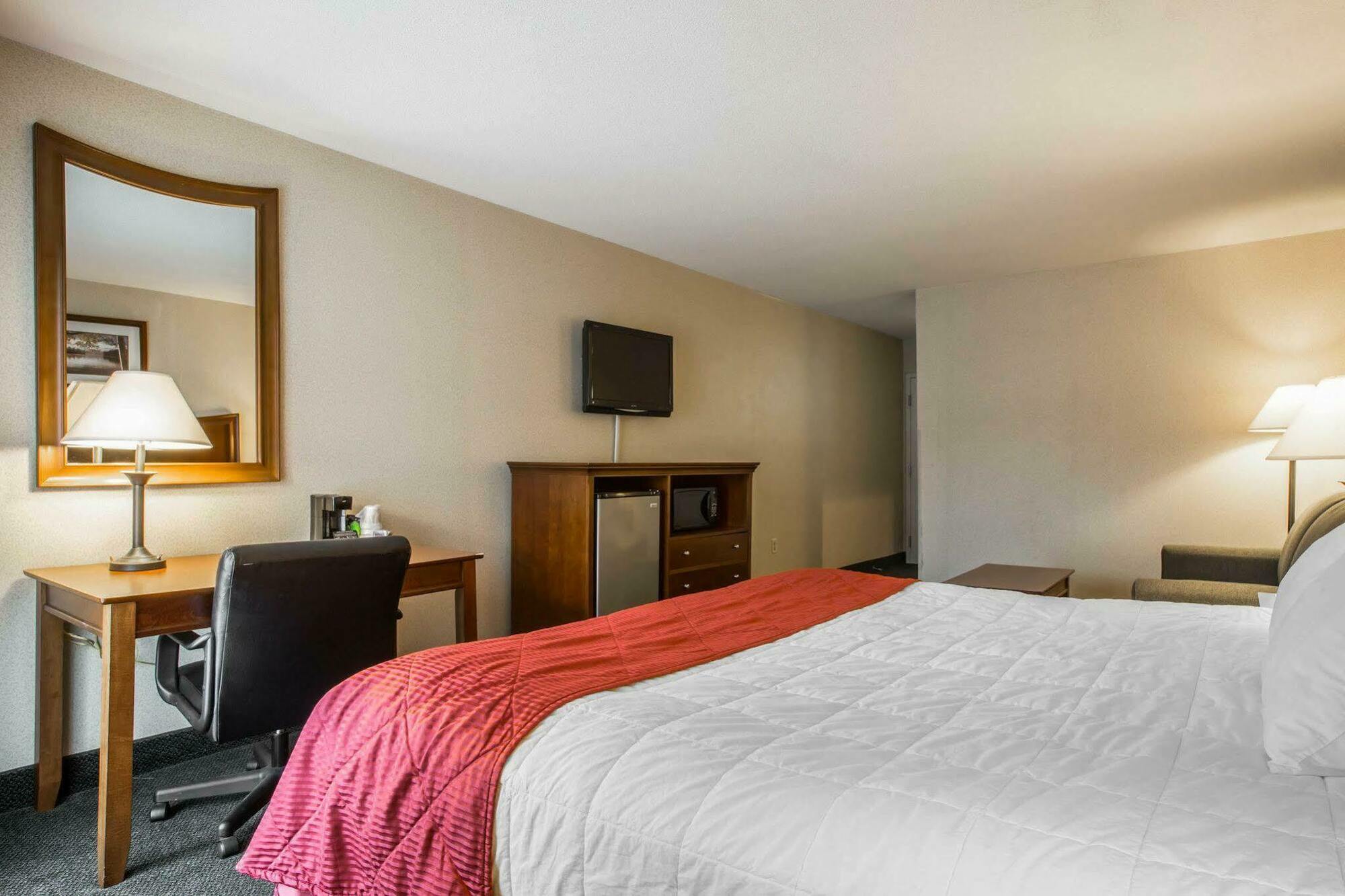 Clarion Inn & Suites At The Outlets Of Lake George Kültér fotó