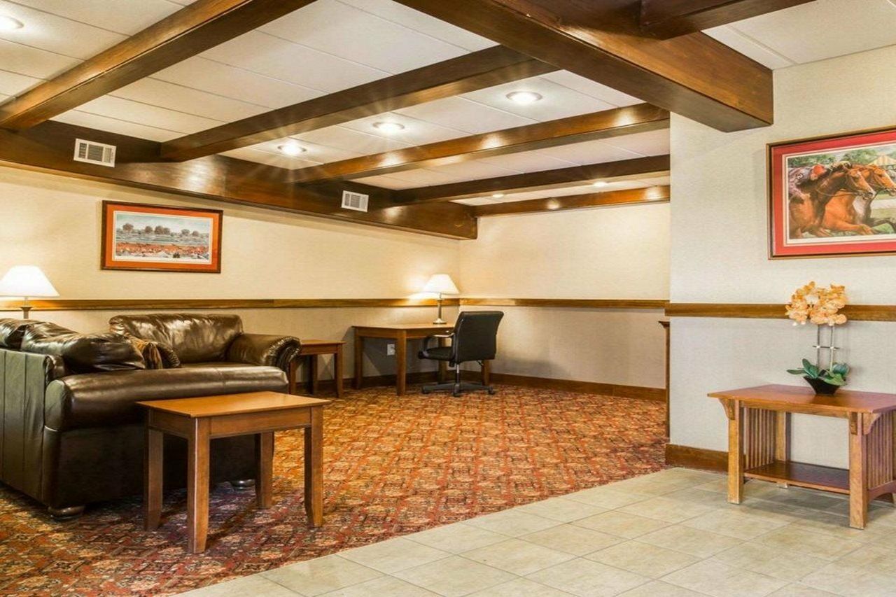Clarion Inn & Suites At The Outlets Of Lake George Kültér fotó